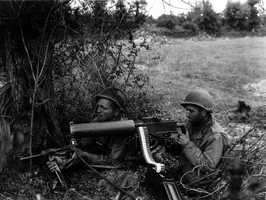 Two U.s. Soldiers Positioned Photograph by Everett - Fine Art America