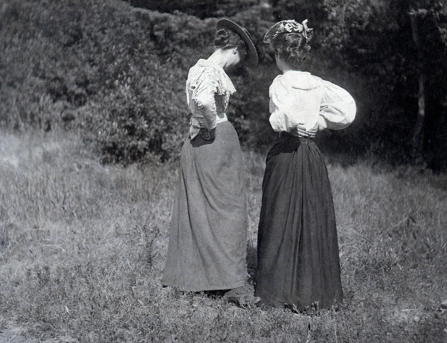 Two Young Women Talking Photograph by Underwood Archives