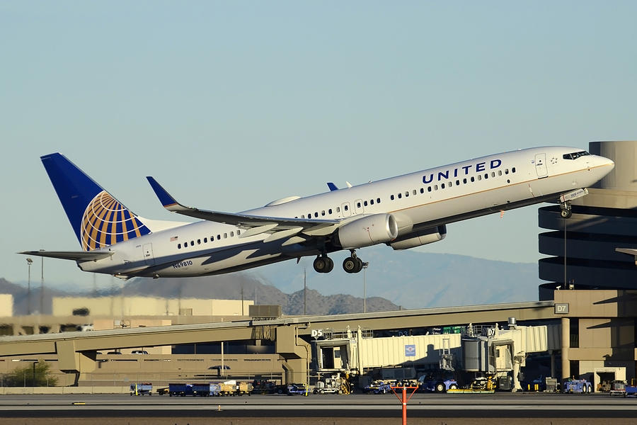 Phoenix Photograph - United Boeing 737-924 N69810 Phoenix Sky Harbor December 24 2014 by Brian Lockett
