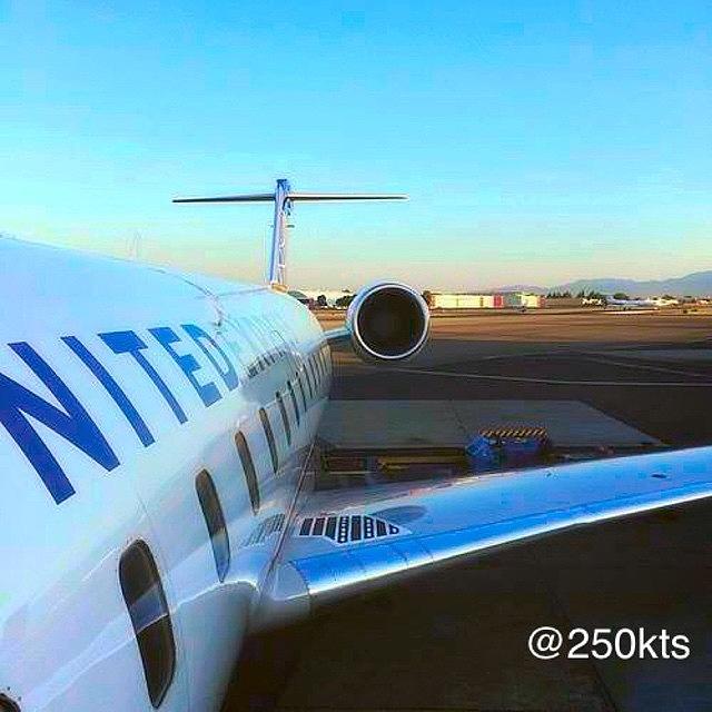 Airplane Photograph - United Express ✈️ (@united) by Rafael Ganzer