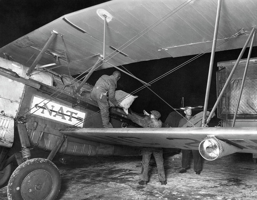 Unloading Early Air Mail Photograph by Underwood Archives