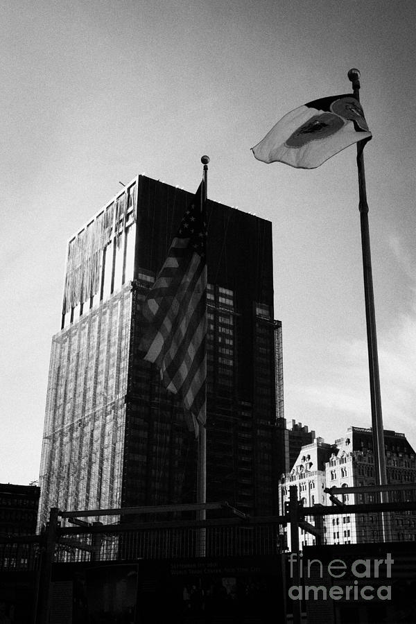 US and New York flags in front of deutsche bank building due for ...