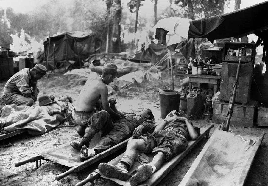 U.s. Army Medics Treat Wounded Soldiers Photograph by Everett