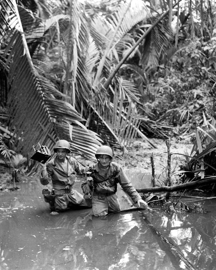 U.s. Army Photographer, Wading Photograph by Everett - Pixels