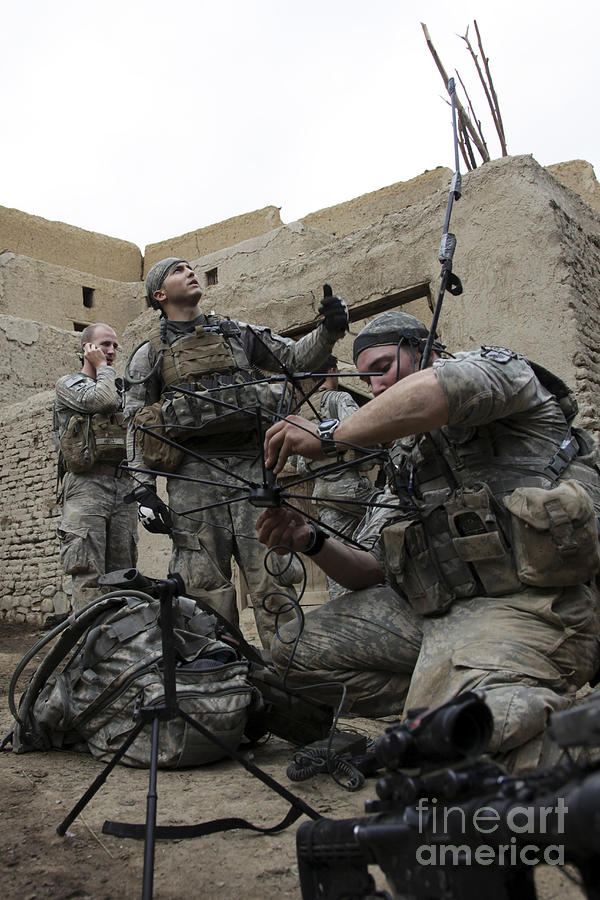 U.s. Army Soldiers Set Up A Tactical Photograph