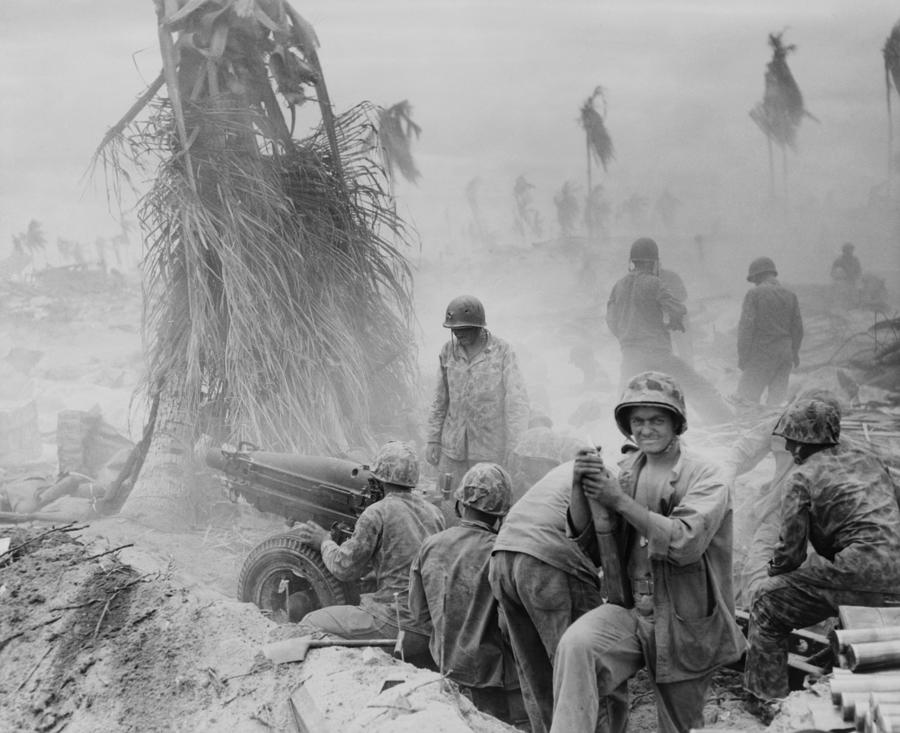 U.s. Marine Artillery Crew Photograph by Everett - Fine Art America