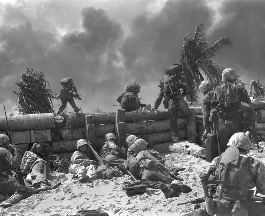 U.s. Marines Move Out From The Tarawa Photograph by Everett