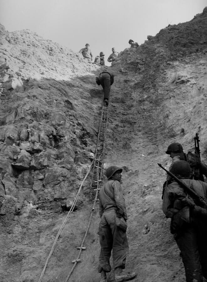 U.s. Rangers Climb A Cliff Using A Rope Photograph by Everett
