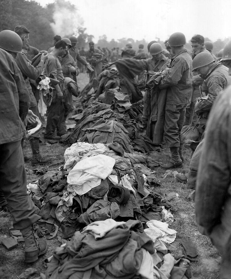 U.s. Soldiers Change Clothing En Masse Photograph by Everett