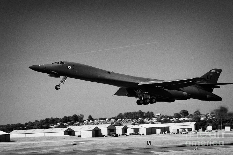 USAF B-1B B1 Lancer Strategic Bomber Takes Off From Runway RIAT 2005 ...