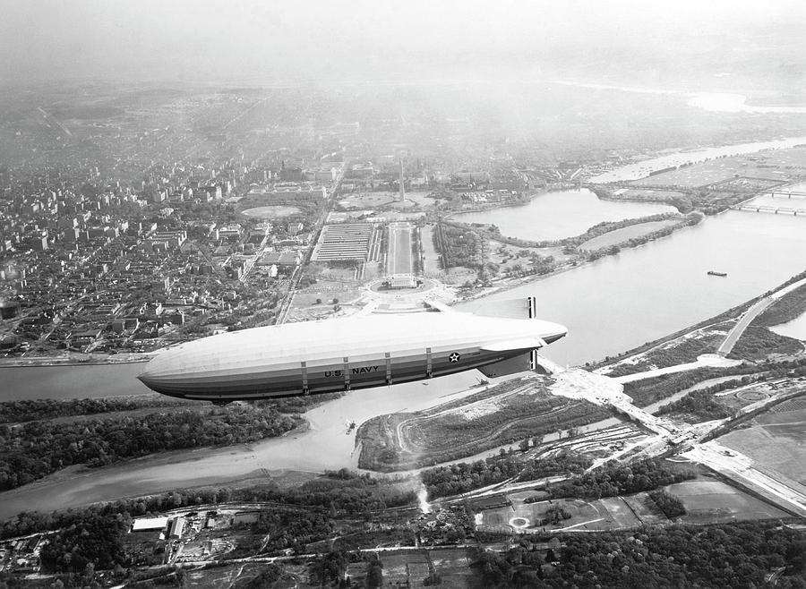 Uss Akron Airship Photograph by Us Navy/science Photo Library - Pixels