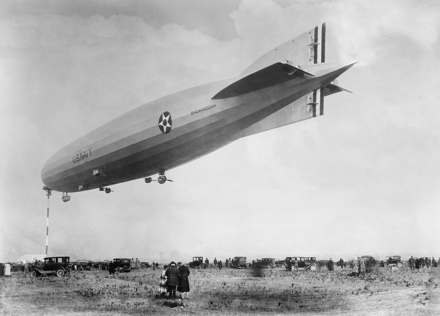 USS Shenandoah, 1920s Photograph by Science Photo Library