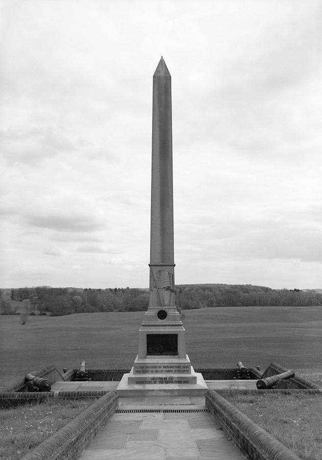 Valley Forge Monument Photograph by Granger