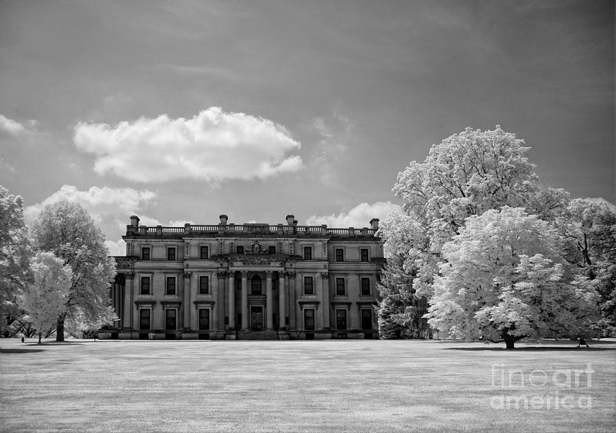 Black And White Photograph - Vanderbilt Mansion by Claudia Kuhn