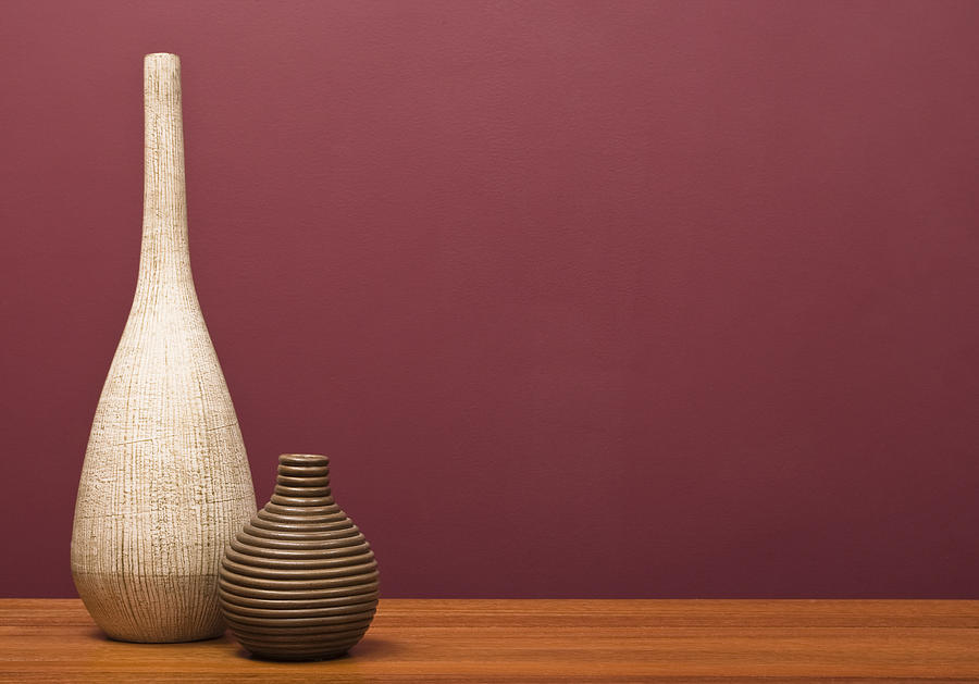 The vase is on the table. Кальяны klifides. Klifides кальян купить.