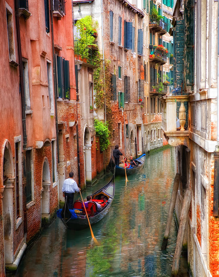 Venice Gondoliers Photograph by Bob Coates