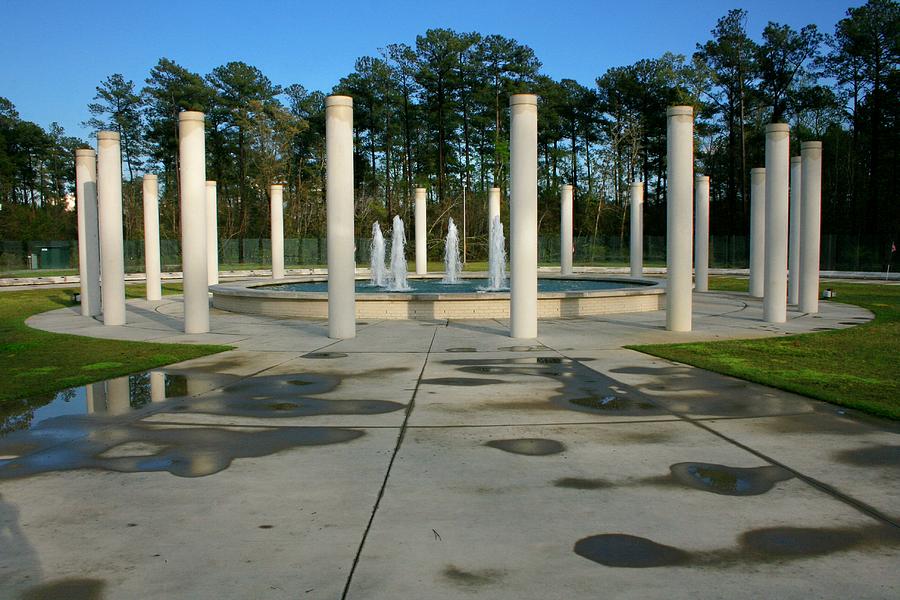 Vietnam Veterans Memorial Fountain Photograph by Susan McMenamin