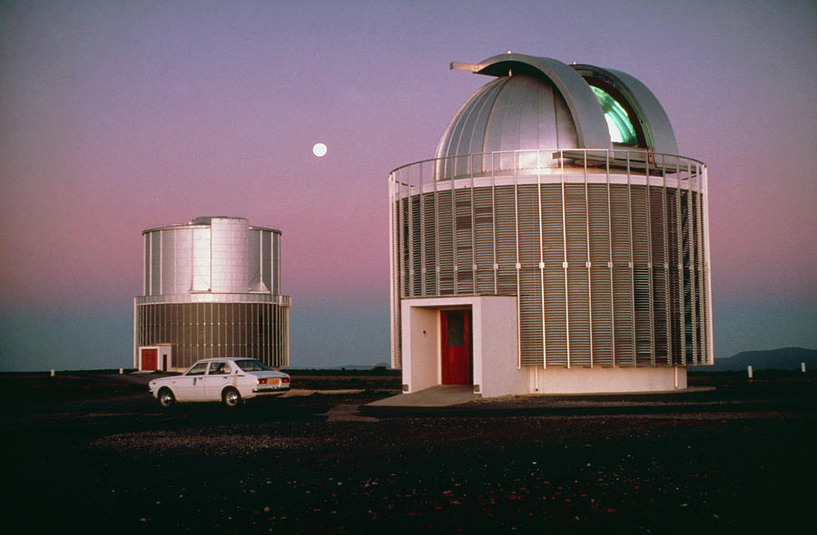 View Of The South African Astronomical Observatory Photograph by Dr Ian Robson/science Photo Library
