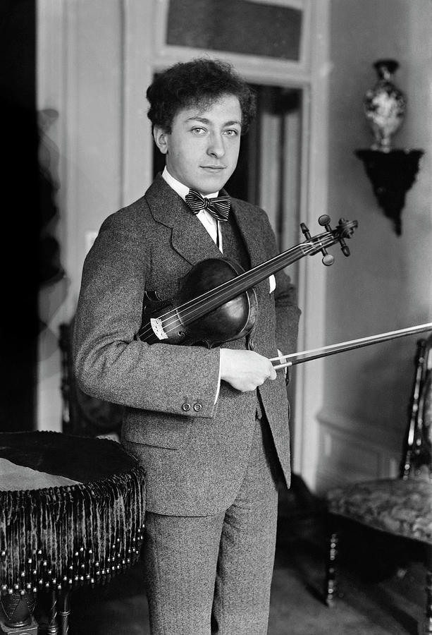 Violinist Jascha Heifetz Photograph by Underwood Archives