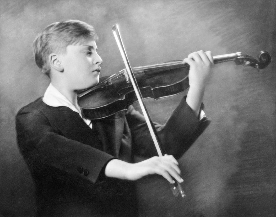 Violinist Yehudi Menuhin Photograph by Underwood Archives
