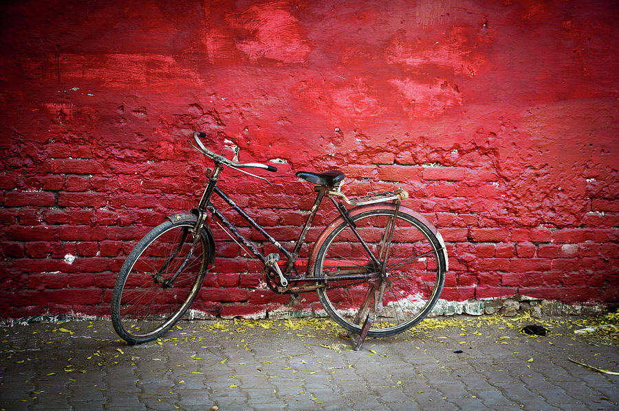 Vélo Devant Un Mur Rouge Photograph by Olivier Rapin Photographie