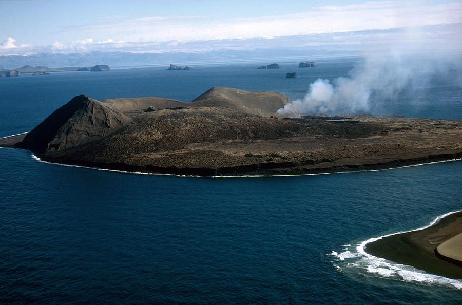 Volcanic Eruption On Surtsey Photograph by Ragnar Larusson