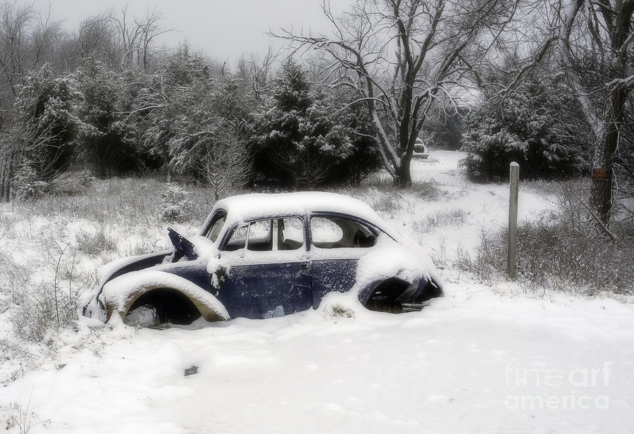 VW im Schnee Photograph by Fred Lassmann