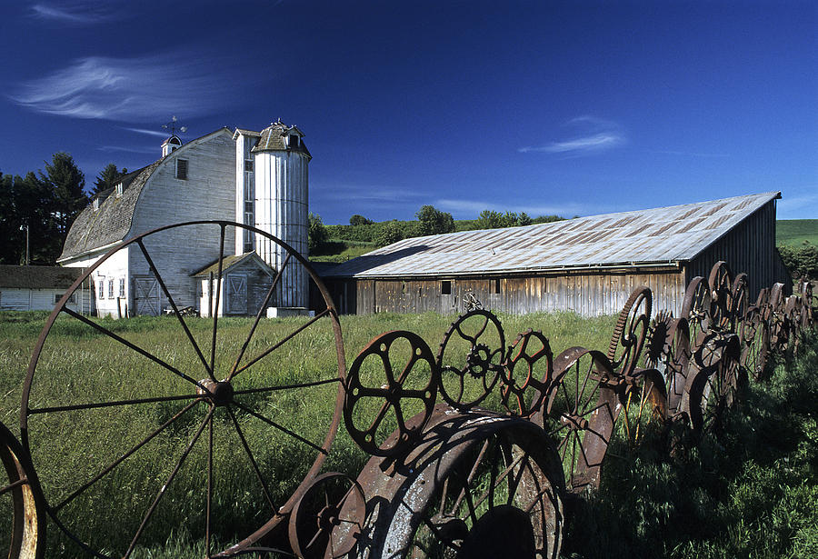 Summer Photograph - Wagon Wheel Barn by Doug Davidson