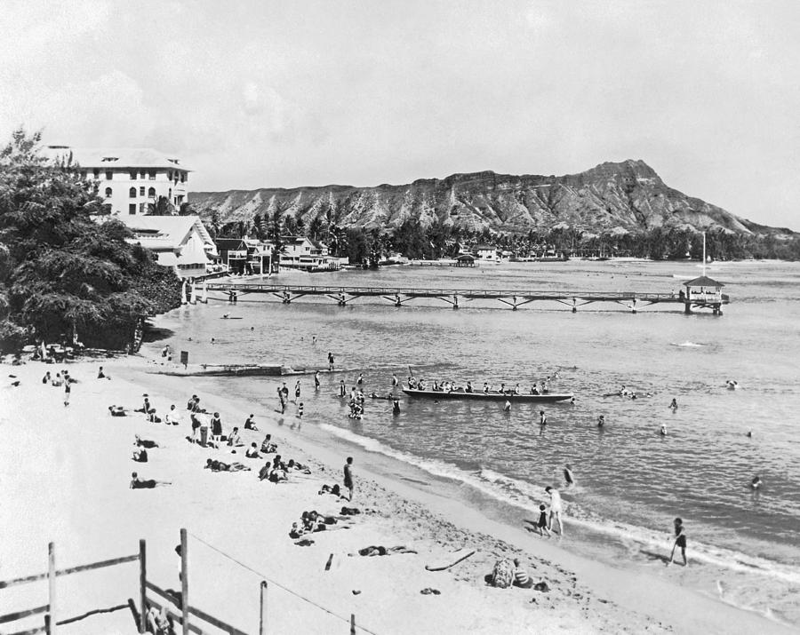 Waikiki Beach And Diamond Head Photograph by Underwood Archives