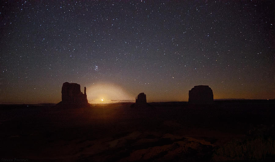 Waning Crescent Moonrise Monument Valley Photograph by Steven Barrows