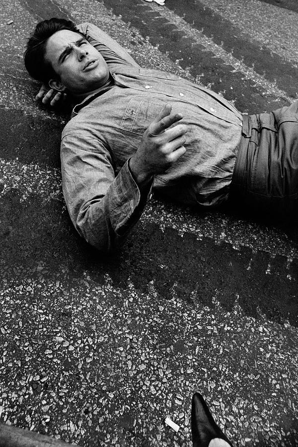 Warren Beatty Lying On The Ground Photograph by Frances Mclaughlin-Gill