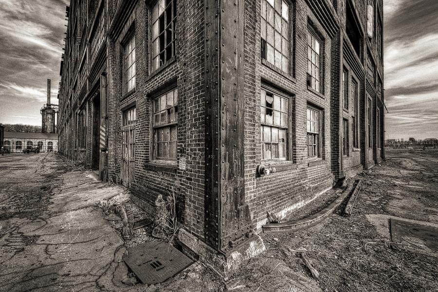 Building Photograph - Wedge of Decay by Don Schroder