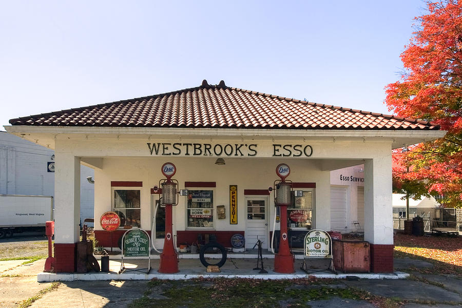 Westbrooks Filling Station Photograph by Gene Walls