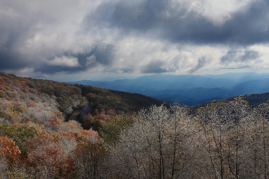 Winding down the Cherohala Skyway in autumn Photograph by Jetson Nguyen