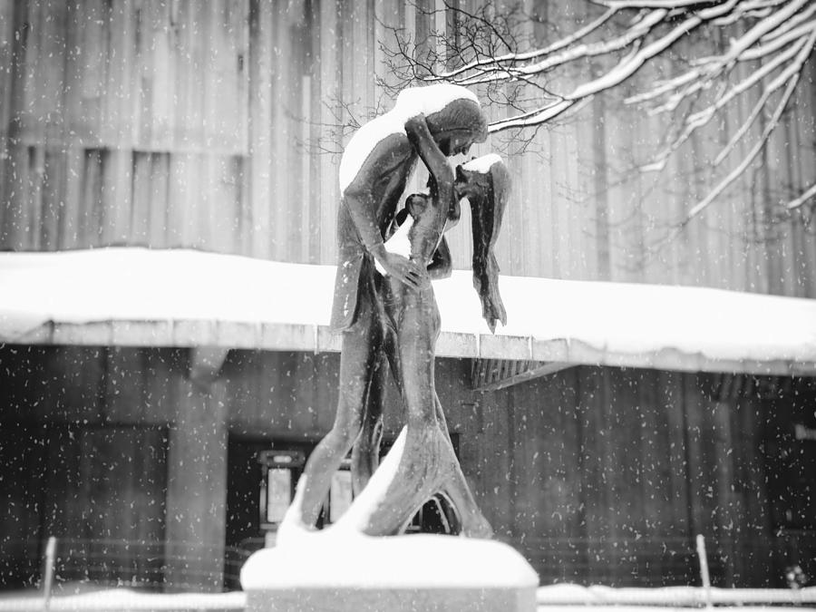Winter Romance - Romeo And Juliet In The Snow - Central Park - New York City Photograph