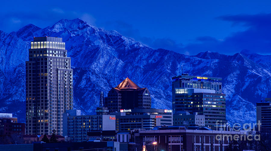 Dawn over Downtown Salt Lake City Utah, Dawn sky over the W…