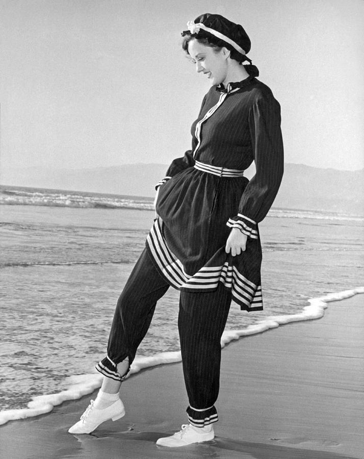 Woman In 1910 Bathing Suit Photograph by Underwood Archives - Fine Art ...