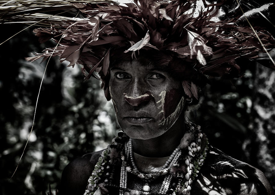 Woman In The Sing-sing Festival Of Mt Hagen - Papua New Guinea Photograph by Joxe Inazio Kuesta
