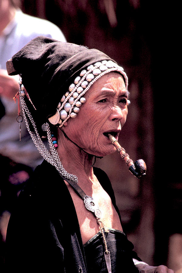Слушать песню моя бабушка трубку. Женщина с трубкой. Старуха с трубкой. Старушка с сигаретой. Женщина курит трубку.