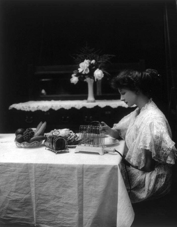 1900s Photograph - Woman Using G.e. Heating And Cooking by Everett