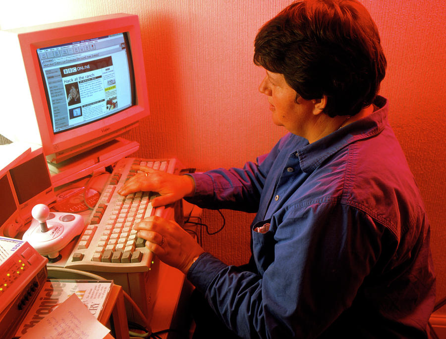 Woman Using The World Wide Web Photograph by Jerry Mason/science Photo Library