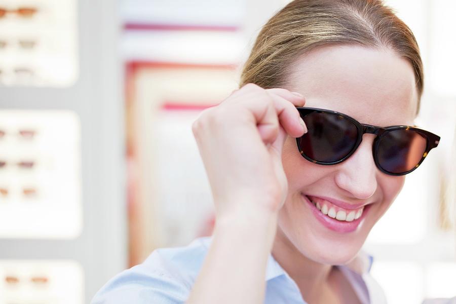 Woman Wearing Sunglasses Photograph by Science Photo Library - Fine Art ...