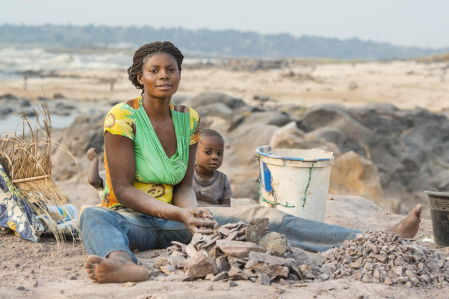 Woman with children is crushing stones for a living Photograph by Guenterguni
