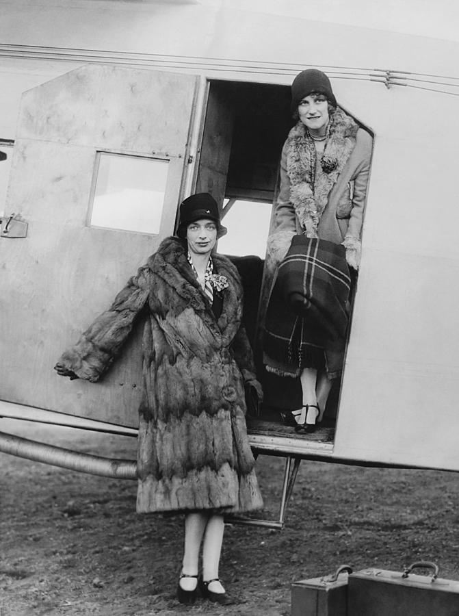Women Airline Passengers Photograph by Underwood Archives