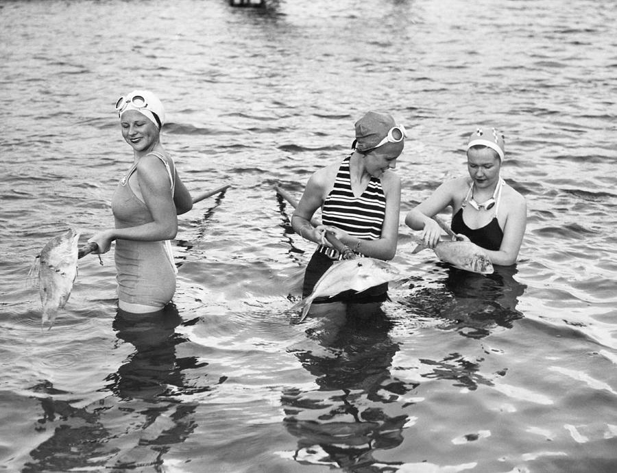 Women Gigging Fish In Miami Photograph by Underwood Archives