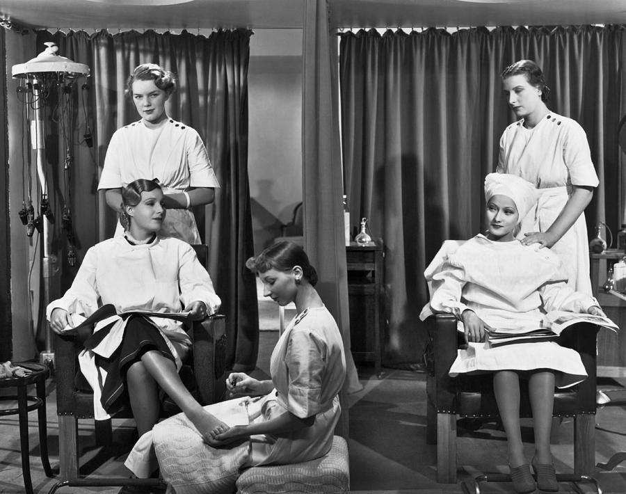 Women In A Beauty Salon Photograph by Underwood Archives