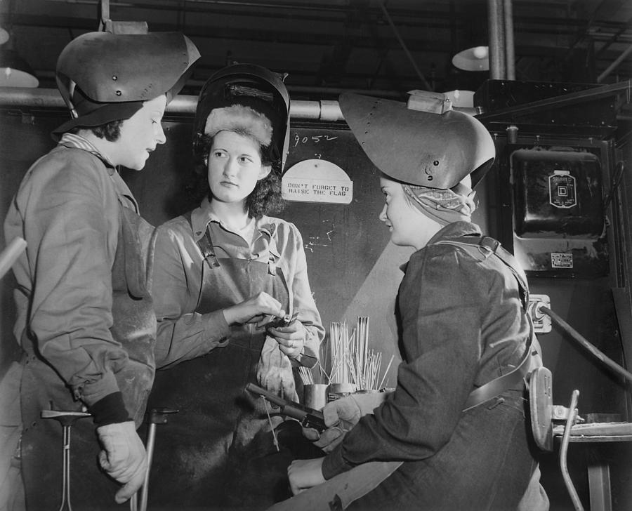 Women Welders At The Inglewood Photograph by Everett