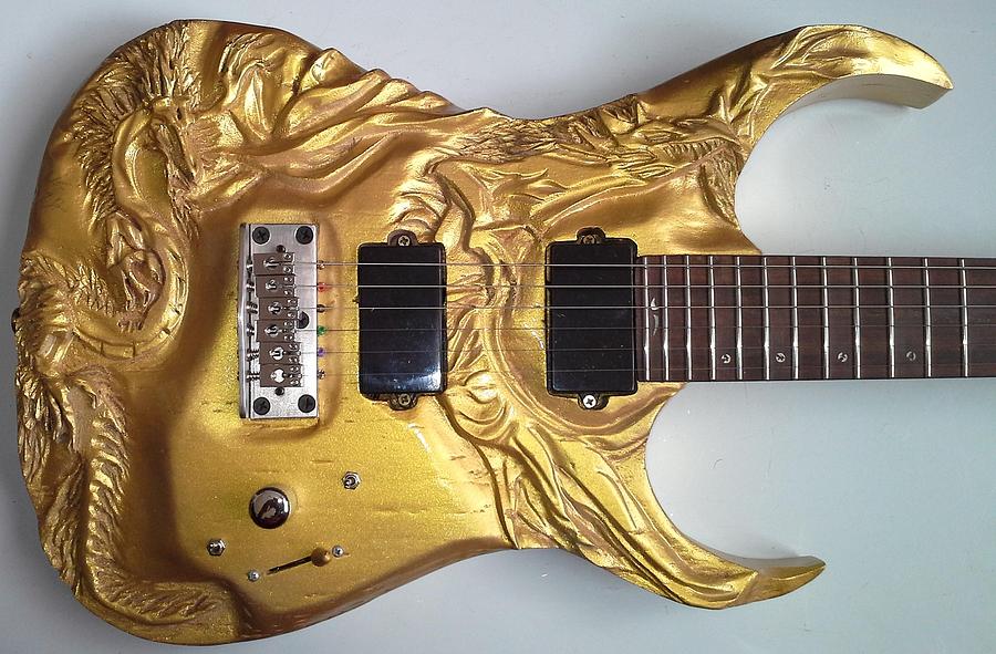 wood-carving-gold-dragons-carved-electric-guitar-entalhe-madeira-woodcraft-woodwork-escultura-ton-dias.jpg