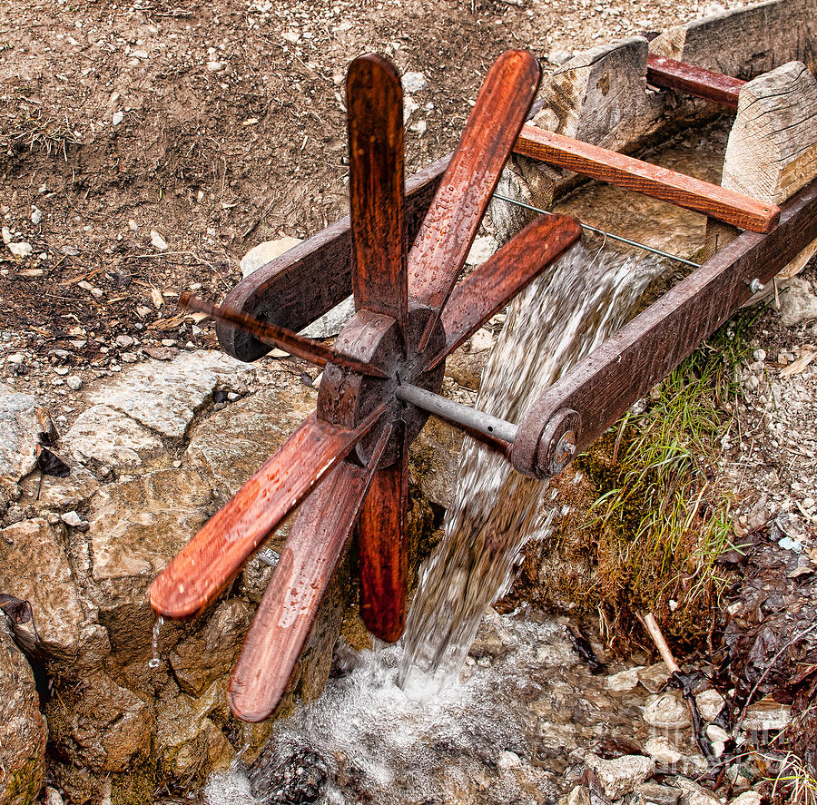 Spring Photograph - Wooden water wheel by Les Palenik