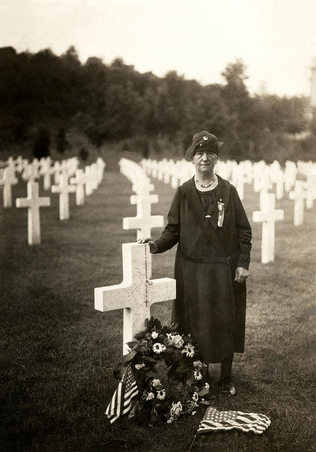 WWI American Mother at her Sons Grave Photograph by Historic Image